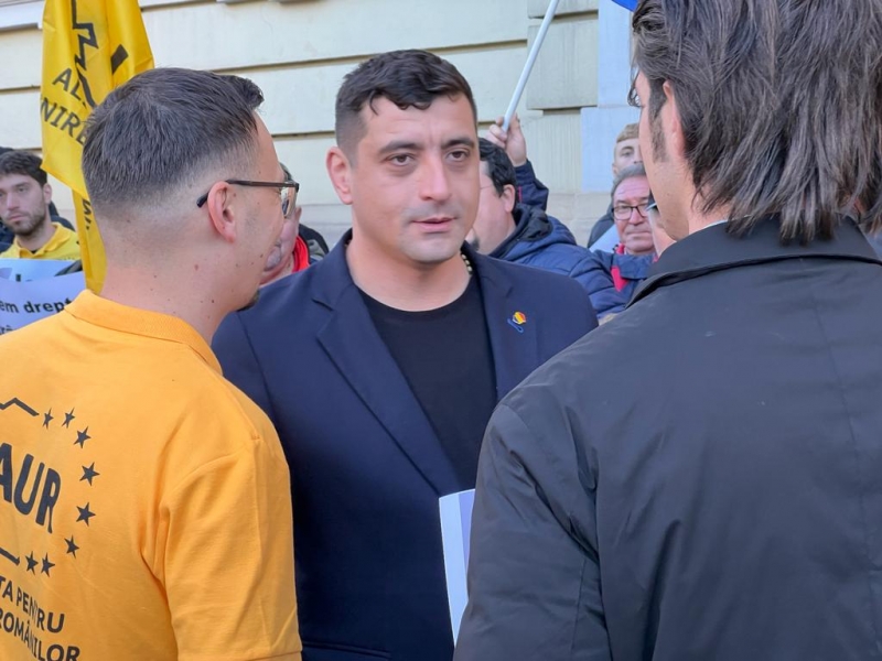 FOTO-VIDEO - George Simion a organizat un protest AUR în fața Primăriei condusă de Emil Boc, adunând simpatizanți la Cluj.