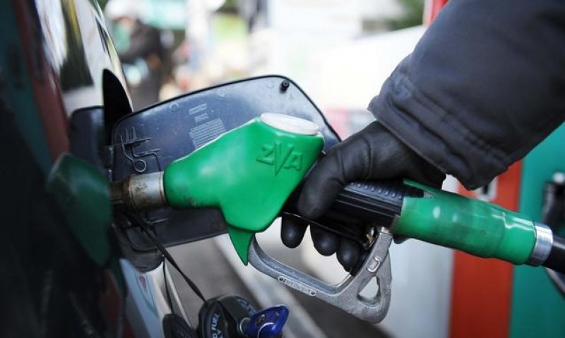Creșterea prețurilor la petrol din cauza conflictului din Israel ar putea duce la scumpirea benzinei și motorinei.