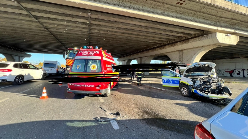 FOTO | Un autovehicul Duster al poliției a fost grav avariat în urma unei coliziuni cu un BMW în București