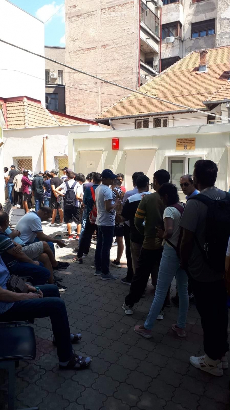 La Focșani, zeci de persoane au așteptat la rând pentru a-și reînnoi contractele de parcare.
