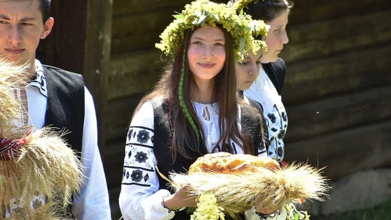 Promovarea și continuarea tradițiilor momârlanilor din Uricani, realizată cu sprijinul tinerilor.
