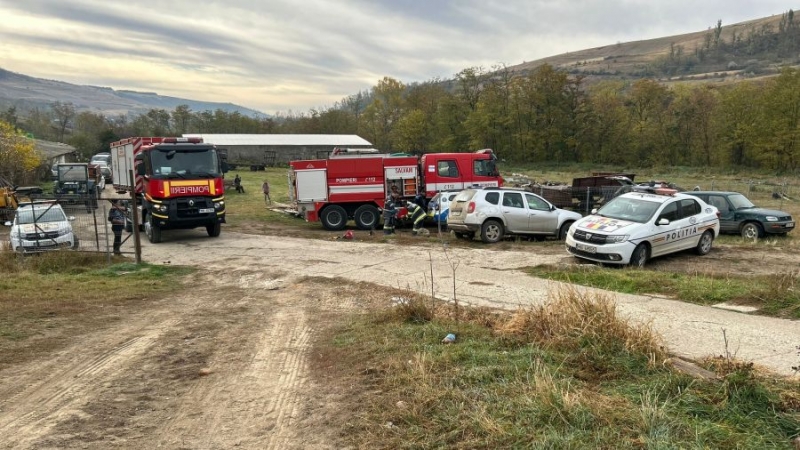 UPDATE / FOTO - Trei persoane au murit în Bacău după prăbușirea planșeului unei ferme agricole într-un accident neobișnuit