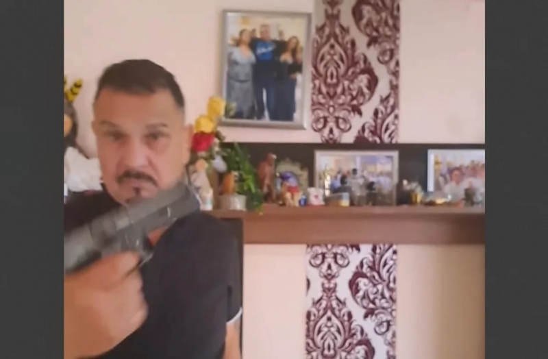 Mascații l-au arestat pe interlopul Vanghele din Buzău, după ce acesta s-a filmat având un pistol în mână / VIDEO