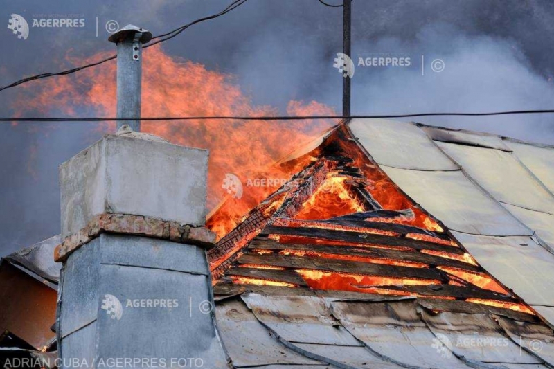 Un incendiu a distrus o casă din Reşiţa.