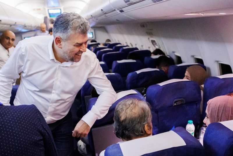 Premierul Marcel Ciolacu a fost surprins în imagini neobișnuite la bordul avionului cu refugiați din Fâșia Gaza - Avionul a aterizat la Baza 90 Otopeni / Video
