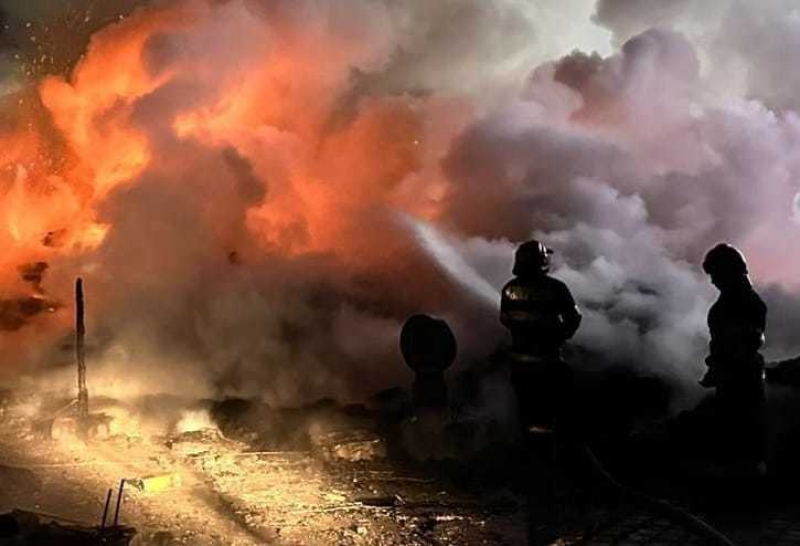 Incendiu la Petru Vodă: Două persoane au fost rănite