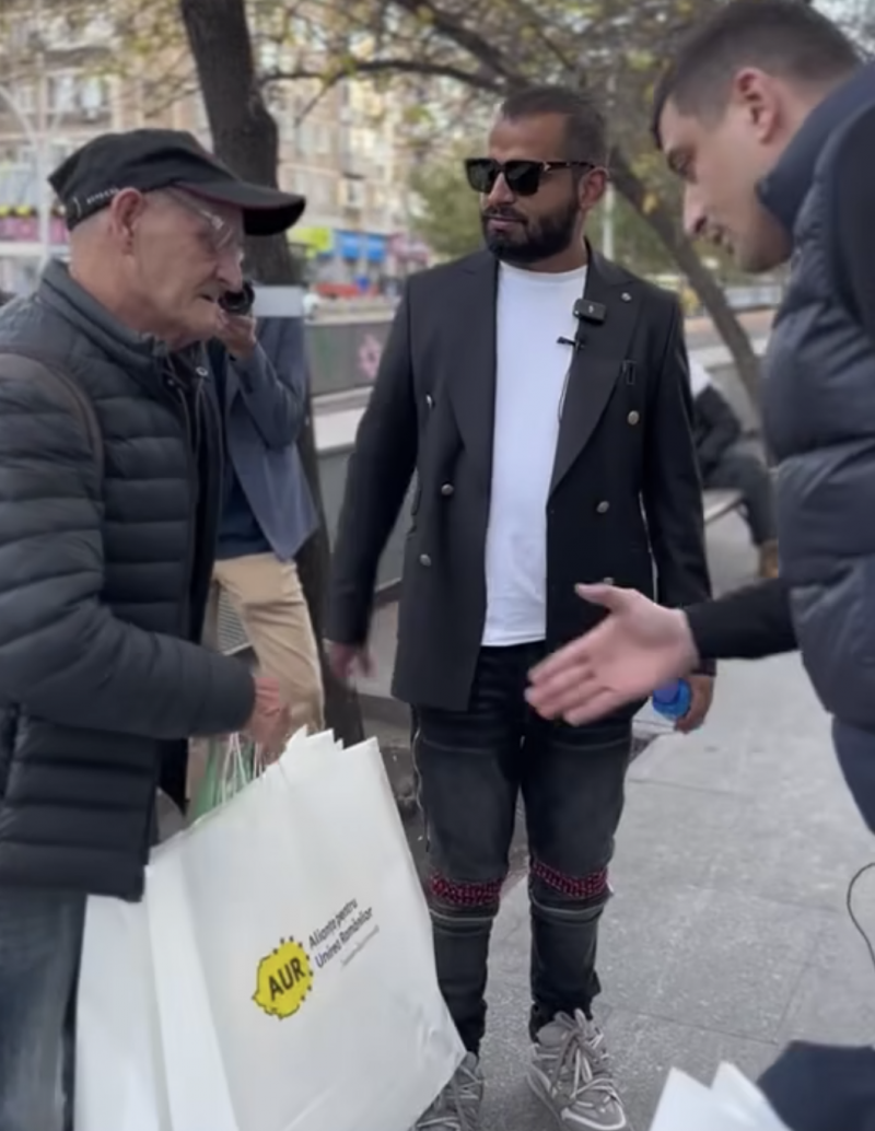 George Simion este văzut prin București însoțit de bodyguard și călătorind cu un Mercedes Vito/ Video