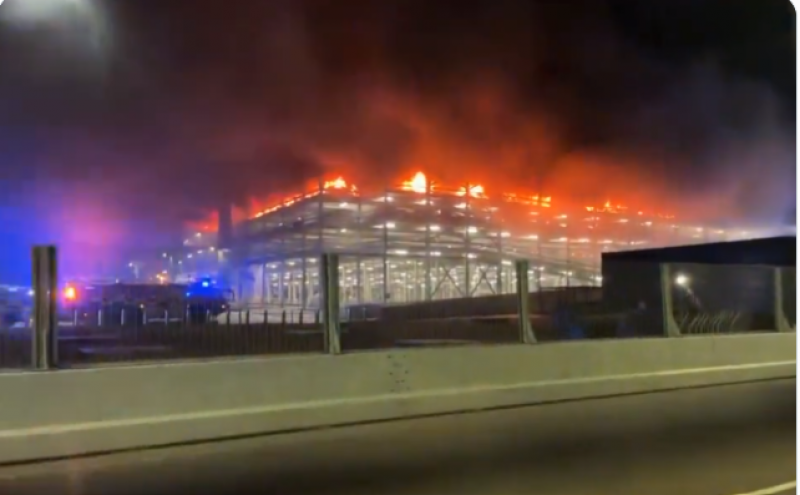 Incendiul de la vechea sală de sport lângă Tribunal a fost provocat de trei bărbaţi fără adăpost.
