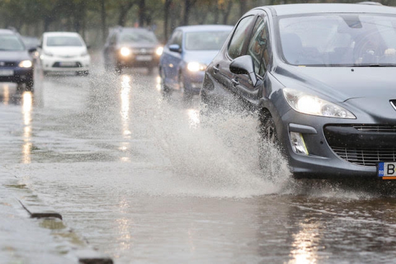Poliția Rutieră recomandă prudență pe drumuri în timpul ploilor și reducerea vitezei: un mesaj pentru șoferi