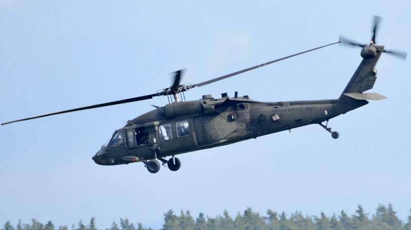 Elicopterul BlackHawk aterizează cu succes la sediul IGAV, gata să intervină în situații de urgență.