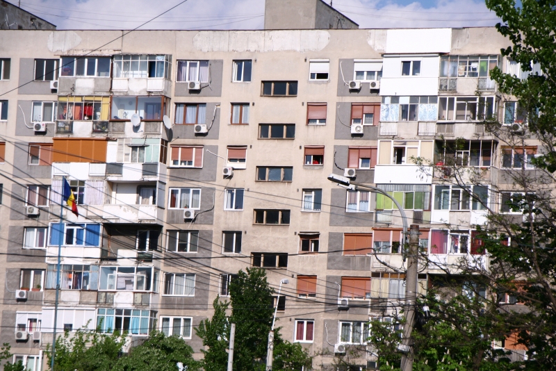 Daune în Făgăraș: Un bloc din județul Brașov își pierde acoperișul din cauza vântului puternic