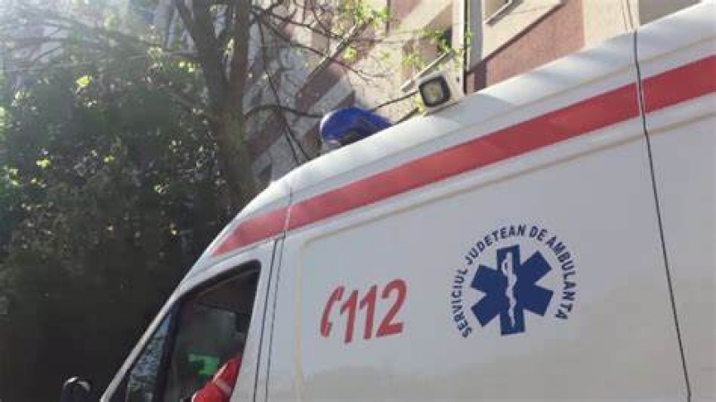 Un individ a fost rănit după ce un copac s-a prăbușit peste autovehiculul său în Harghita.