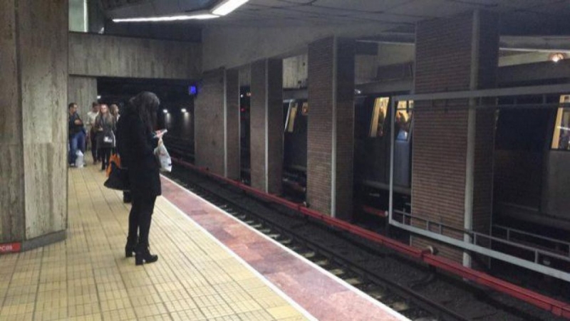 Un tânăr de 24 de ani s-a sinucis într-o stație de metrou din București, provocând scene înfiorătoare.