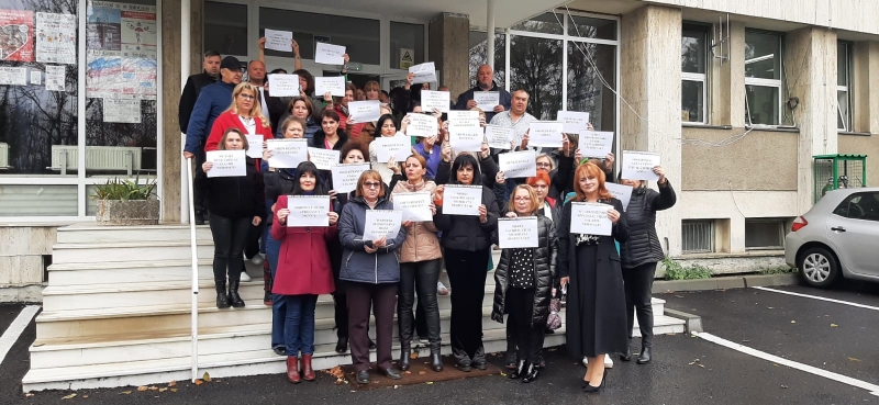 Angajații nemulțumiți de la Direcția de Sănătate Publică Sibiu au organizat un protest spontan din cauza nivelului salarial.