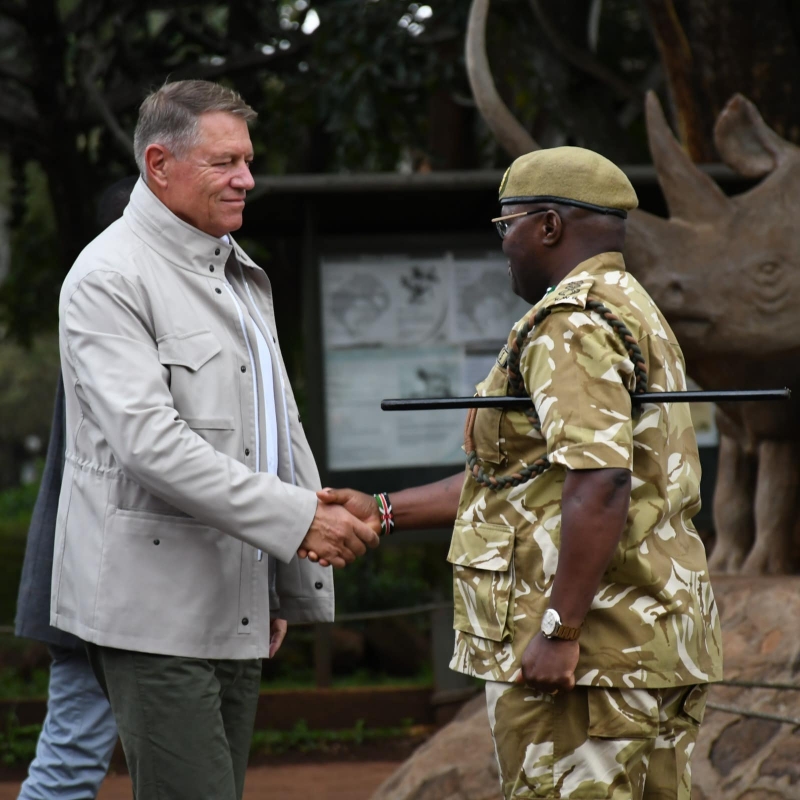 După safariul lui Iohannis în Africa, Administrația Prezidențială oferă clarificări rapide: Președintele a fost invitat să viziteze Parcul Național Nairobi