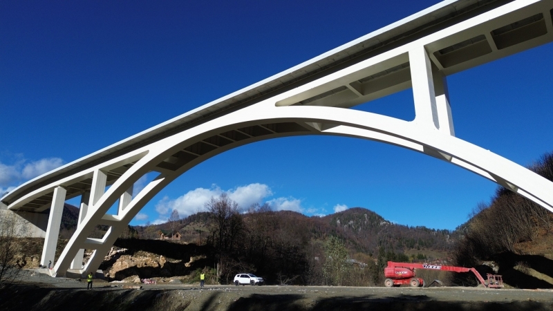 Deschiderea iminentă a impresionantului pod din Argeș, care va dirija traficul rutier pe ruta istorică Rucăr-Bran, anunță directorul CNAIR.
