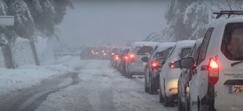 Șoferii sunt avertizați să fie precauți din cauza copacilor care cad, în timp ce mașinile se blochează în zăpadă în diverse regiuni ale țării.
