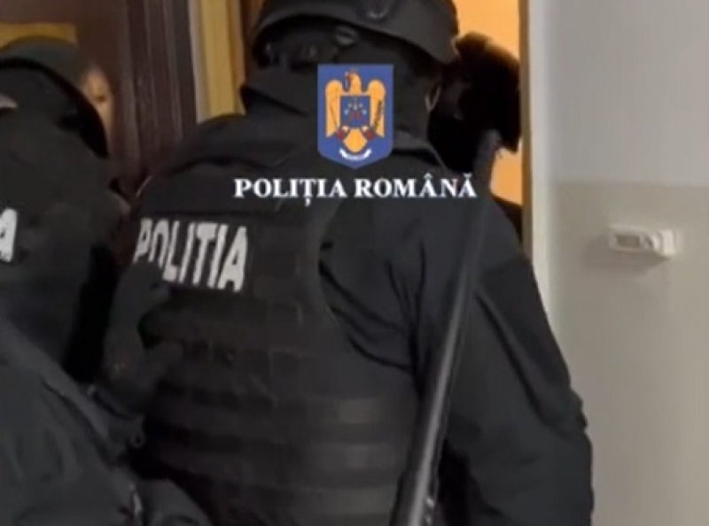 Video | Membrii SAS au intervenit cu forța într-un apartament din București - Un individ a agresat-o pe sora sa și amenința cu uciderea mamei sale