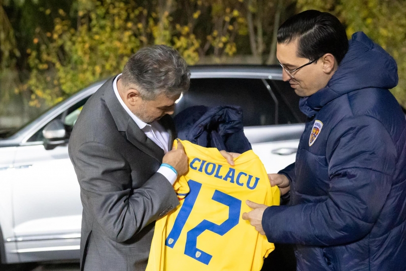 FOTO | Premierul Marcel Ciolacu a vizitat echipa națională în cantonament, înainte de meciul cu Elveția.