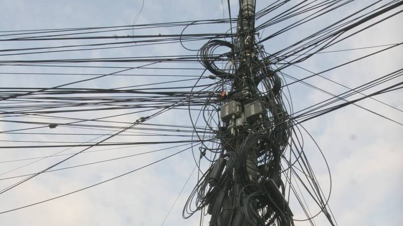 Amenda pentru operatorii de date din Timișoara care au instalat cabluri pe stâlpii recent curățați de municipalitate