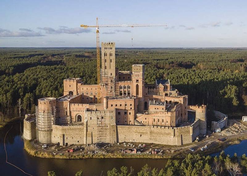 Un val de controverse este stârnit de un misterios castel situat în vestul Poloniei - Video