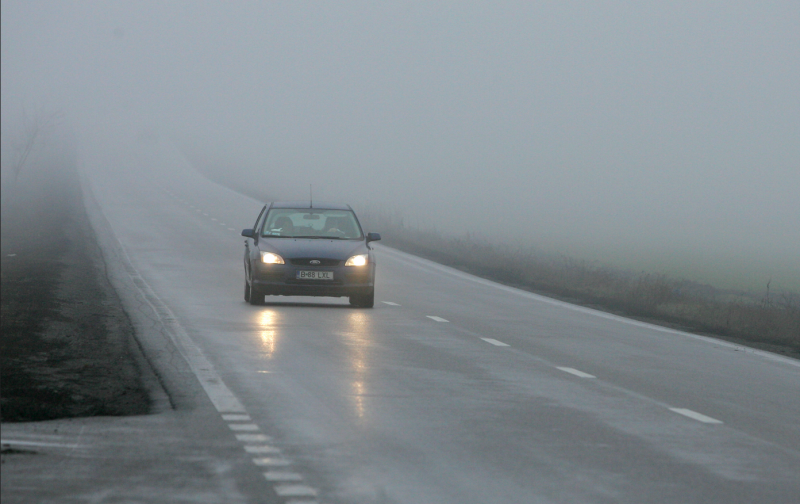 Vizibilitate sub 50 de metri pe un drum național din Sălaj din cauza ceții dense.