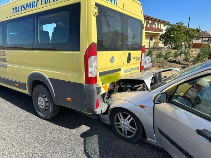 Accident pe DN2 între un microbuz de pasageri și o autoutilitară - Circulație restricționată la un singur sens