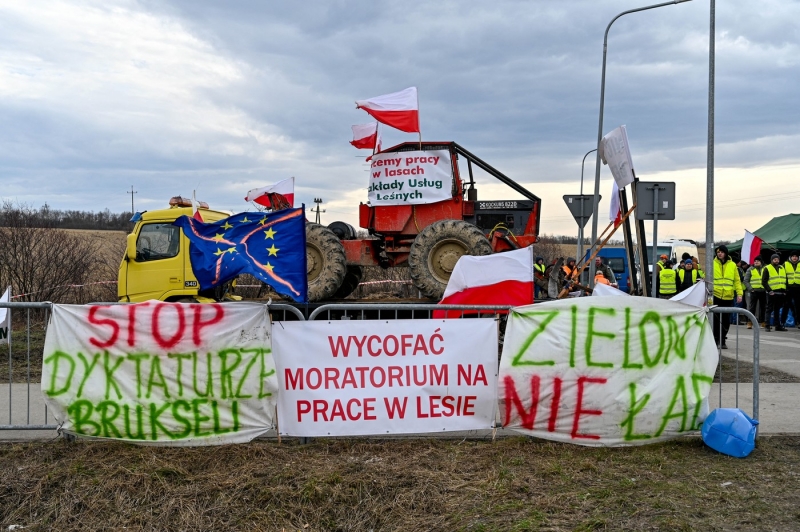 Fermierii nemulțumiți de politicile UE vor bloca principala autostradă dintre Polonia și Germania