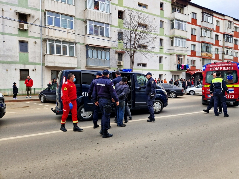 FOTO-VIDEO: Confruntare violentă între două grupări în Botoșani, cu pumni și picioare pe stradă / Intervenție dură a mascaților