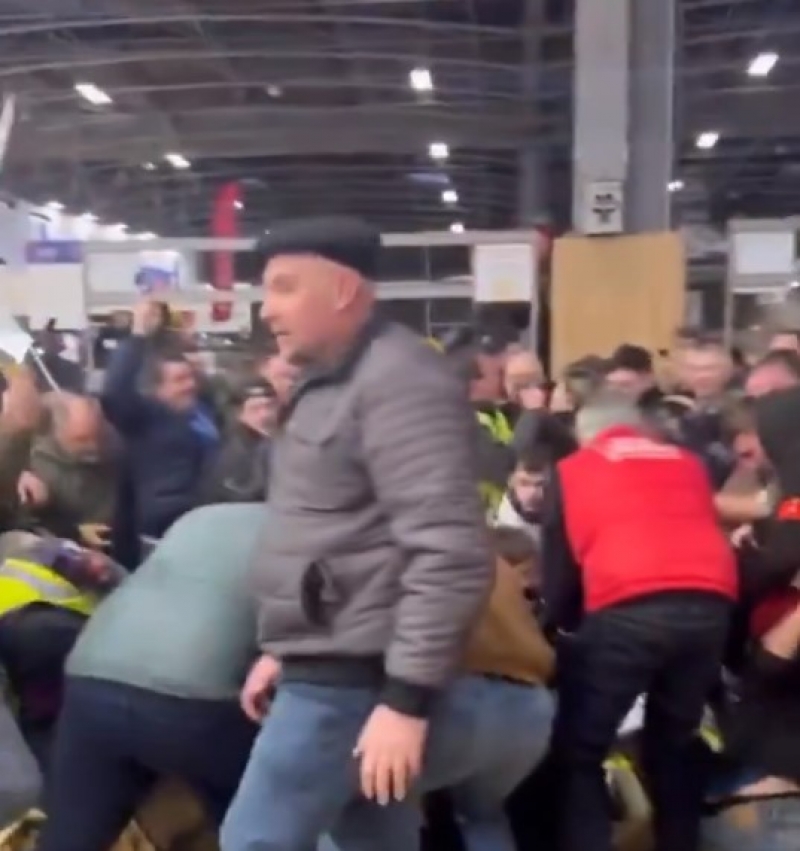 VIDEO: Momente terifiante pentru Macron, asaltat de protestatari / Confruntări între fermieri și forțele de ordine