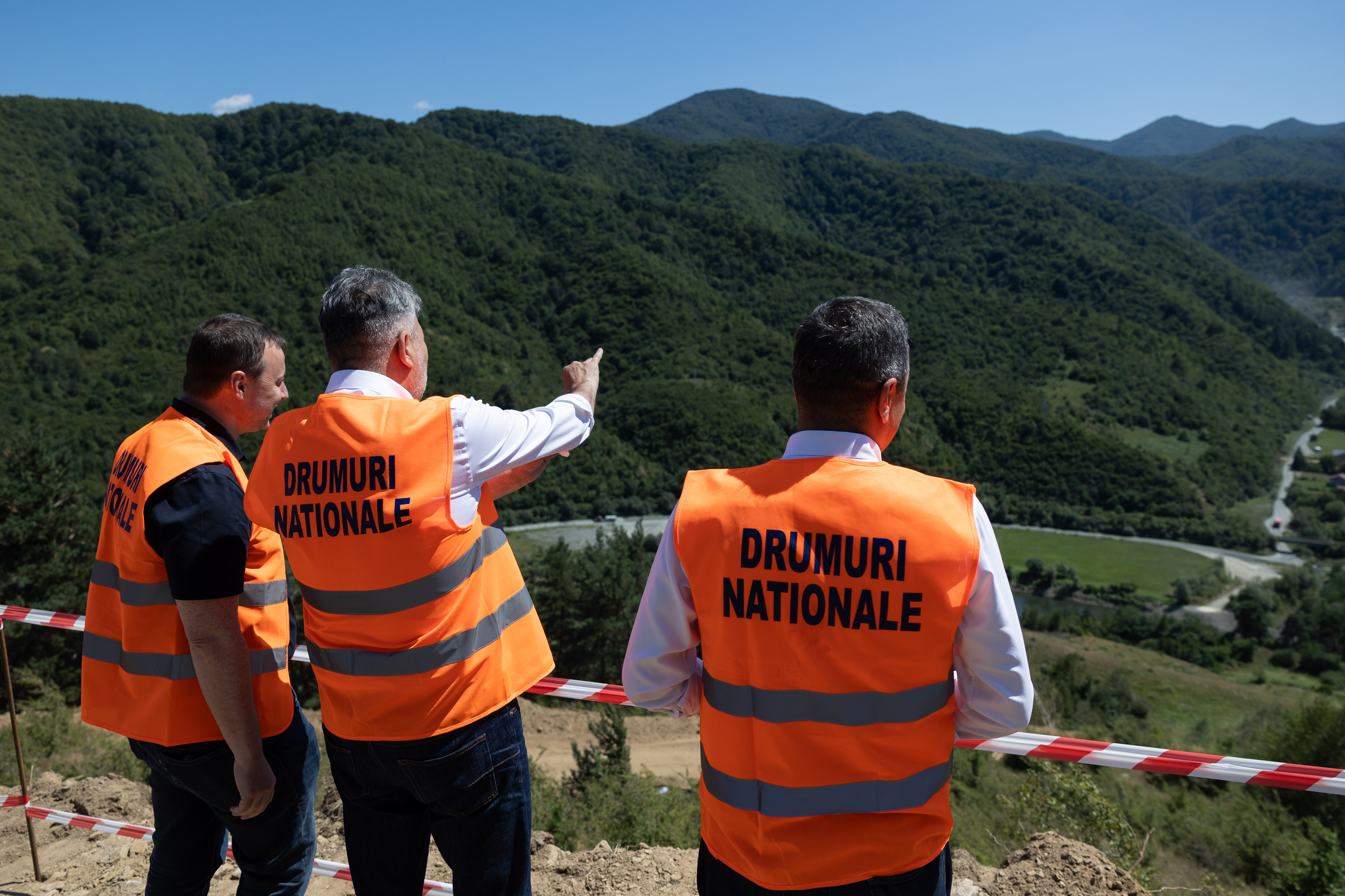 Premierul Ciolacu se laudă că autostrada Sibiu - Pitești devine realitate