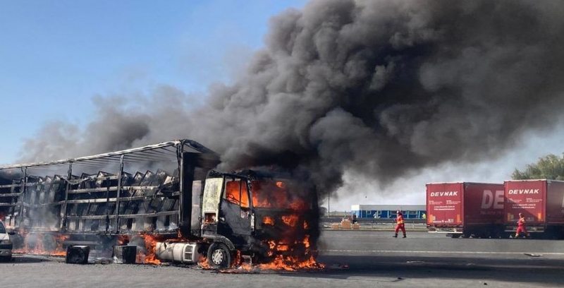 Pompierii intervin rapid la Nădlac II pentru un TIR cu electrocasnice în flăcări.