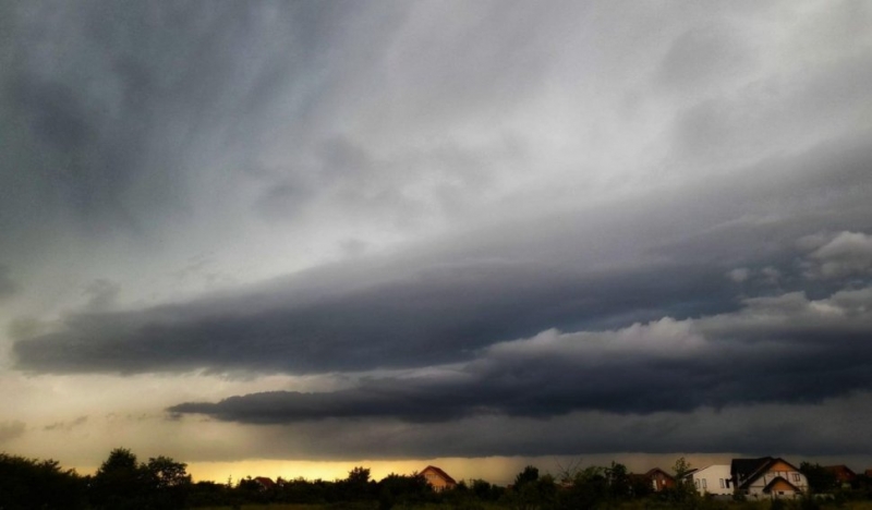 ANM a dat cod portocaliu de furtună - alertă meteo nowcasting emisă.