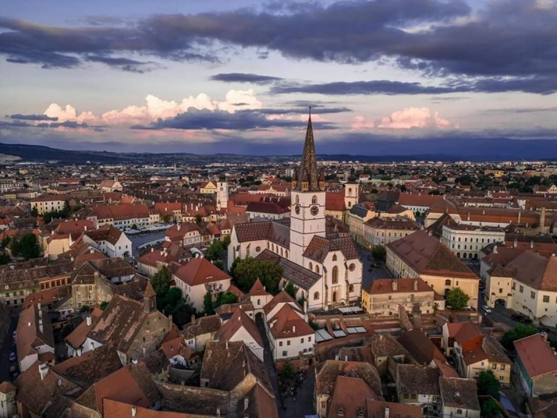 FOTO: Începe pregătirea pentru sărbători în Sibiu - se instalează iluminatul festiv în centrul istoric