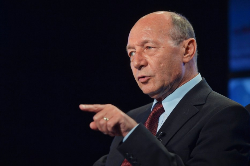 Băsescu dezvăluie sondajul care a condus la retragerea lui O...