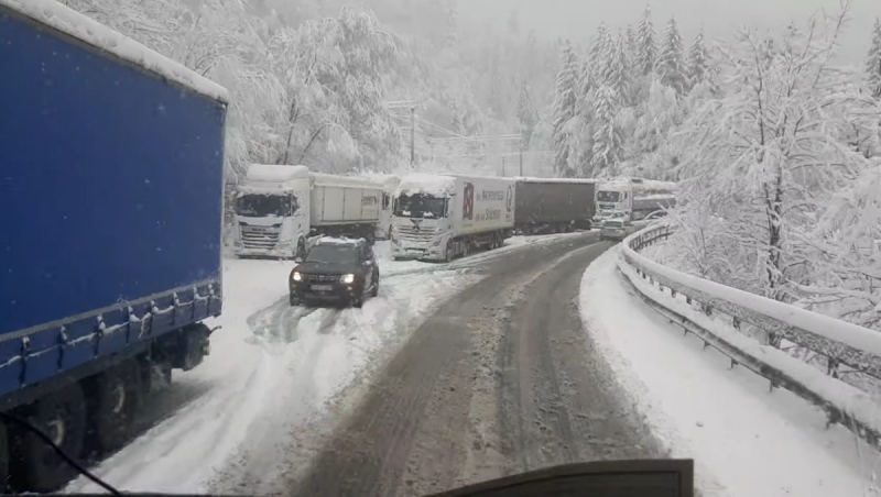 VIDEO FOTO Pe DN1, camioanele sunt blocate în zăpadă - Drumarii susțin că vehiculele nu au echipamentul adecvat